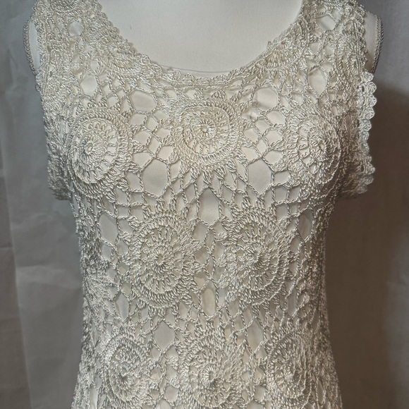 Elegant Lace Sleeveless Top - Picture 3 of 8